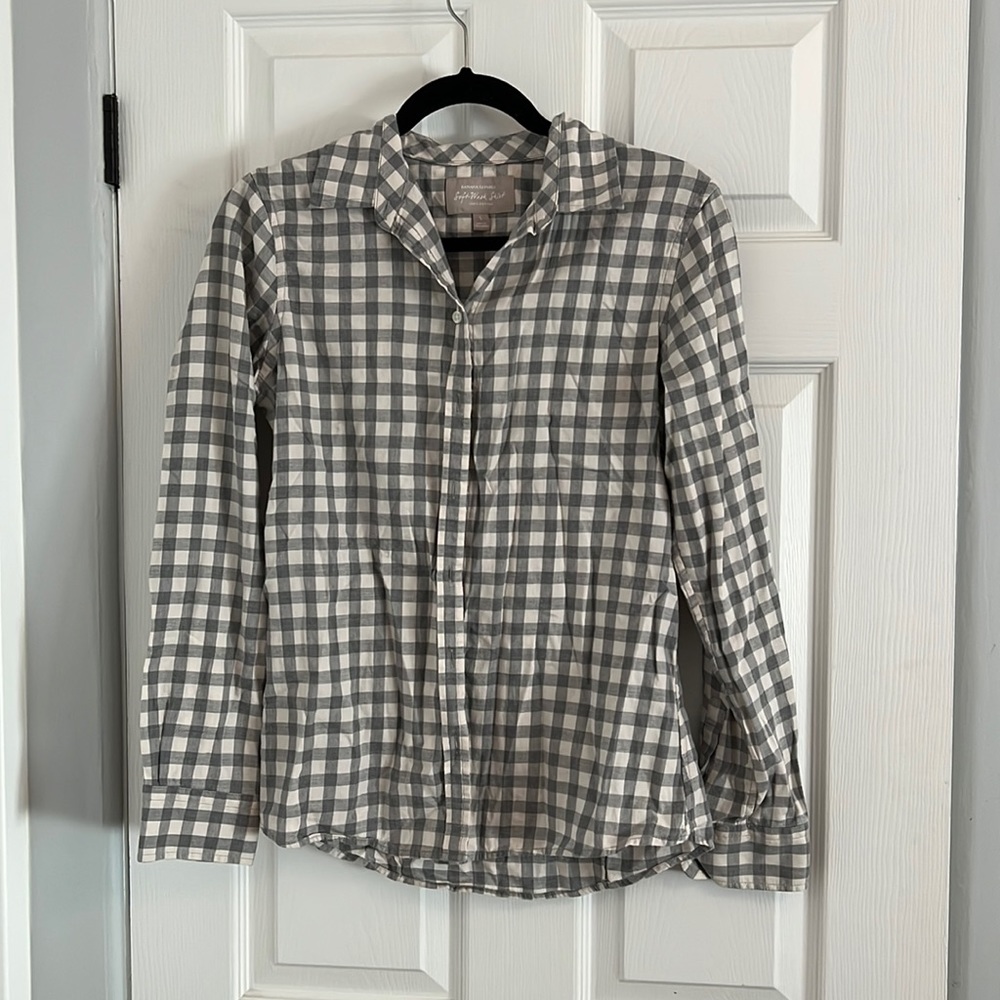 Banana republic soft wash button down. Size small. Great condition. 100% cotton